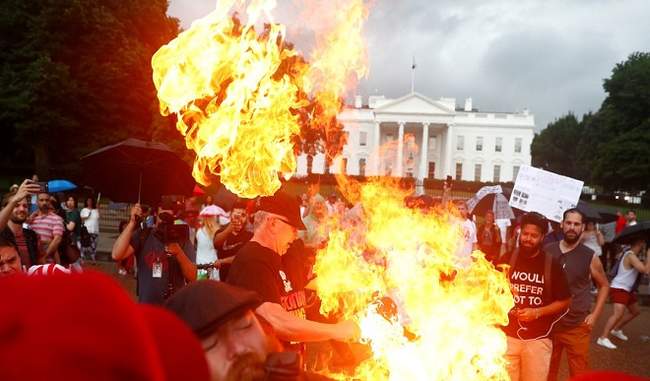 protesters-clash-after-american-flag-burned-outside-white-house-during-america-independence-day