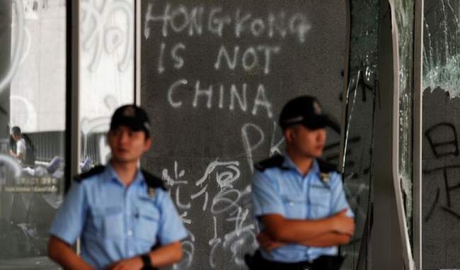 street-artist-has-been-arrested-in-hong-kong-for-the-attack-and-damage-to-the-police-officer