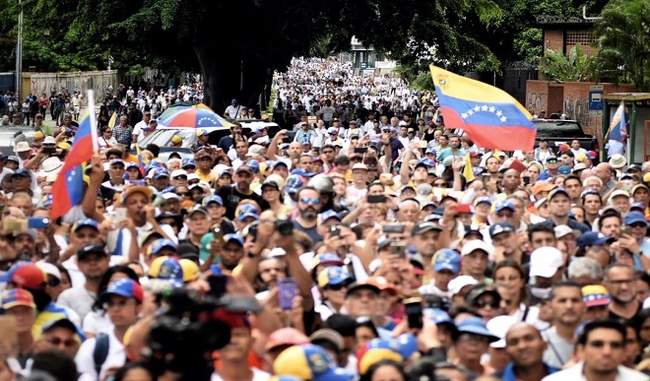 juan-guaid-rally-on-independence-day-in-venezuela-maduro-led-military-parade