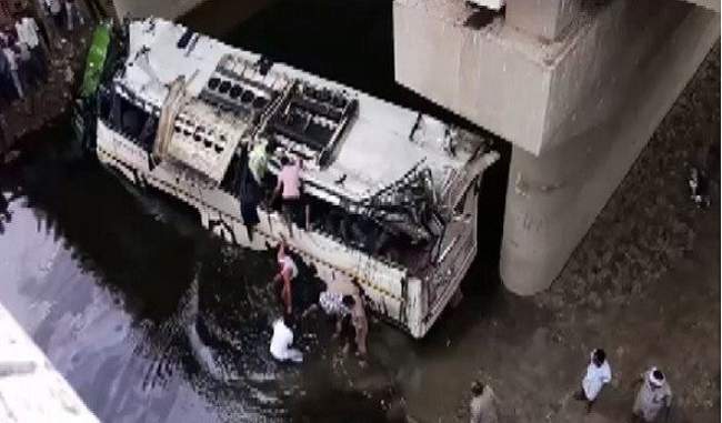 bus-filled-with-passengers-on-yamuna-expressway-collapsed-below-bridge-killing-29-people