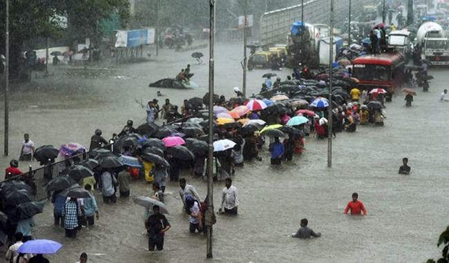 mumbai-canceled-11-flights-with-heavy-rains-three-were-diverted
