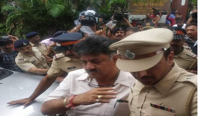 congress-leader-shivkumar-arrives-in-mumbai-to-meet-rebel-legislators