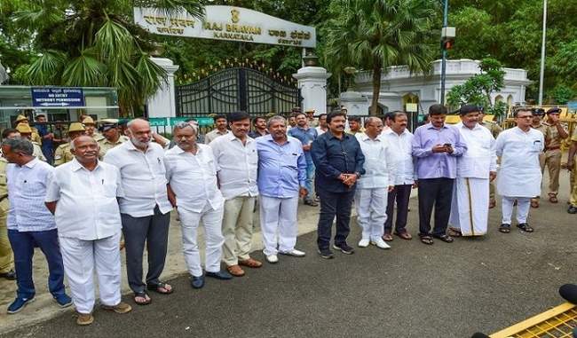 10-rebel-mlas-of-congress-and-jd-s-reach-supreme-court