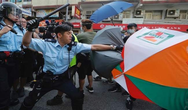 hong-kong-conflict-between-police-and-demonstrators-against-chinese-businessmen