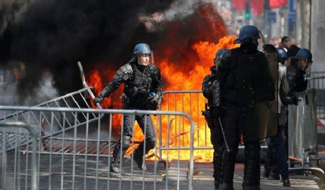 violent-clashes-between-police-and-protesters-after-bastille-day-parade