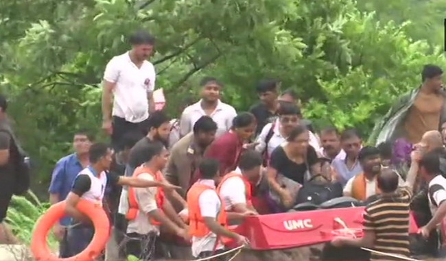 mahalaxmi-express-hanged-between-water-dispersal-all-passengers-were-safely-evacuated