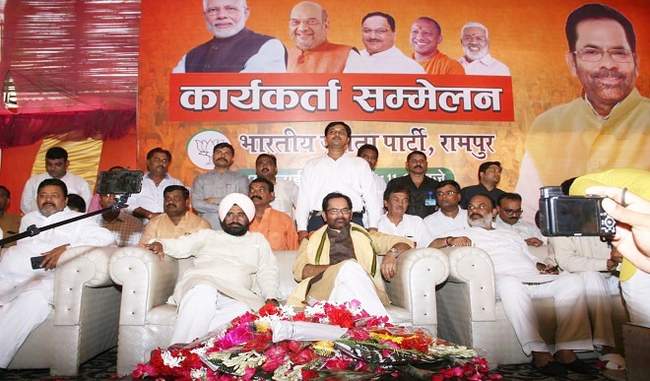 naqvi-told-bjp-workers-win-the-hearts-of-people-with-hard-work-and-decent-behavior