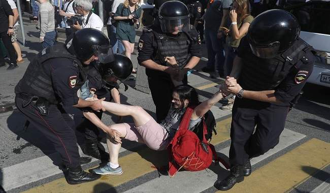 russian-police-arrest-more-than-1-000-in-moscow-protest