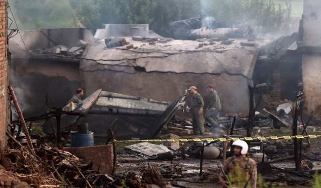 pakistani-army-plane-crashes-in-residential-area