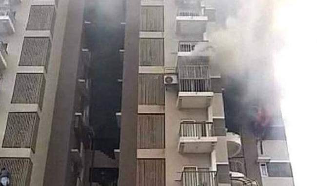 fire-in-gujarat-building-many-people-feared-trapped