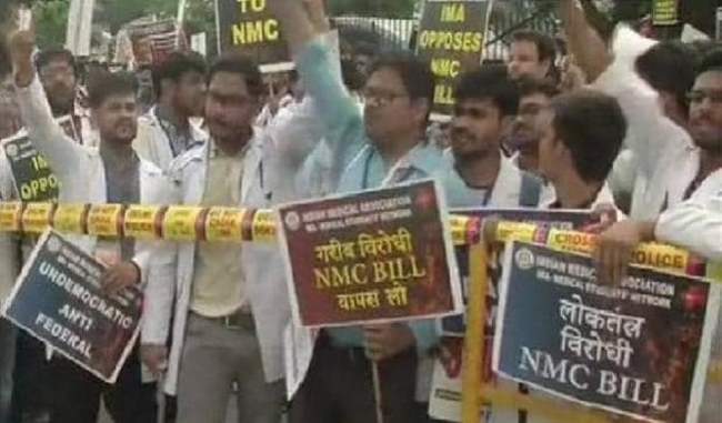 doctors-outside-aiims-protest-against-nmc-bill