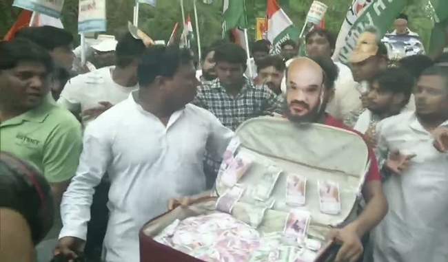 on-the-political-situation-of-karnataka-youth-congress-performed-with-suitcases-filled-with-fake-notes