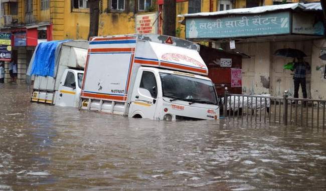 only-emergency-services-to-remain-functional-in-mumbai-due-to-heavy-rain-says-state-govt