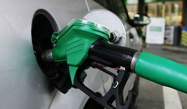 पेट्रोल-डीजल की कीमतों पर 4 रुपए का इजाफा, मंत्री बोले- भारी मन से कीमत बढ़ानी पड़ी