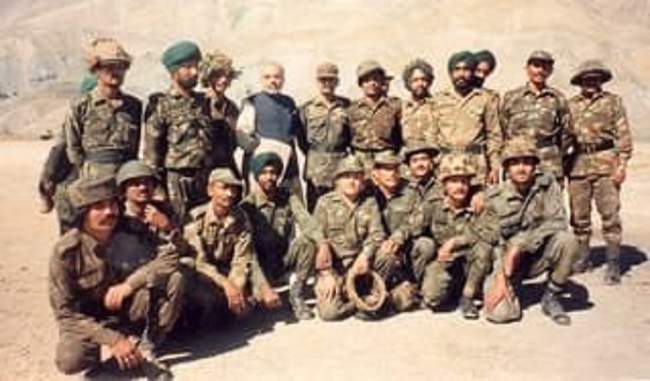 pm-modi-pays-tribute-to-soldiers-on-20th-anniversary-of-kargil-vijay-diwas