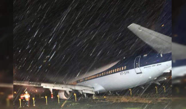 spicejet-plane-overshoots-runway-while-landing-in-rain-at-mumbai-airport