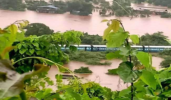 mahalaxmi-express-hanged-with-the-passengers-after-the-rain-reached-3-boards-for-rescue
