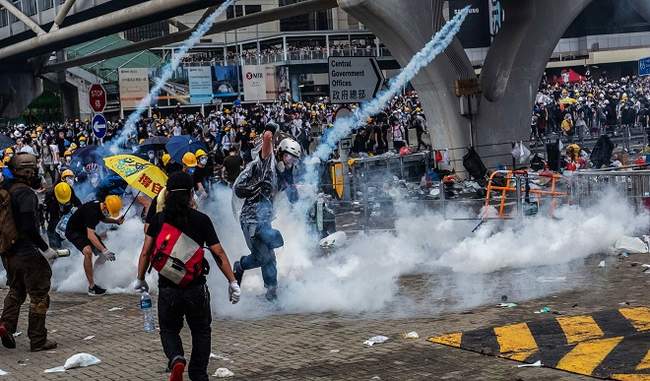 hong-kong-police-fire-tear-gas-at-protesters