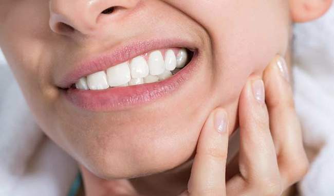 कुछ घरेलू उपायों के सहारे आप पा सकते हैं दांत दर्द से राहत