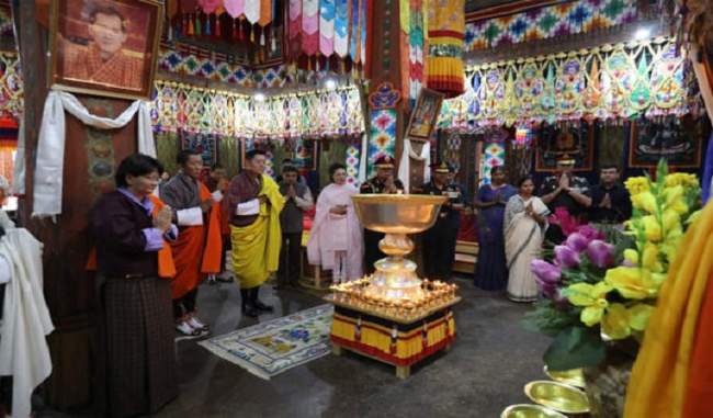 king-of-bhutan-burnt-1000-lamps-in-memory-of-sushma-swaraj