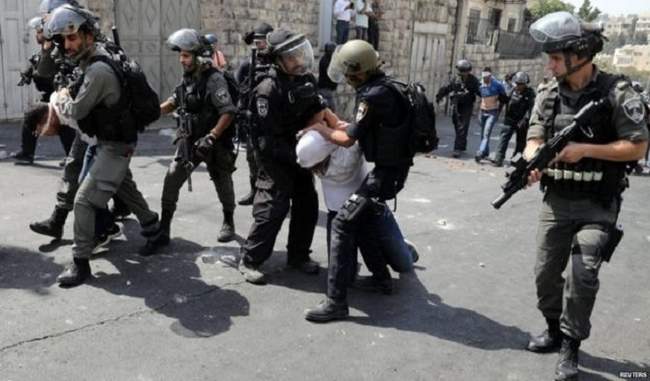 jerusalem-israeli-police-and-protesters-clash-near-holy-site-14-injured