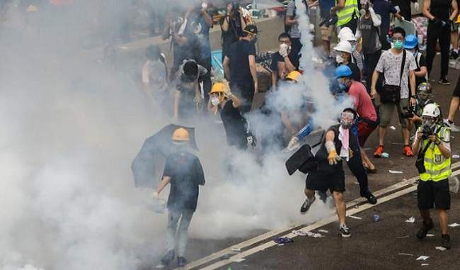 police-release-tear-gas-shells-on-protesters-in-hong-kong