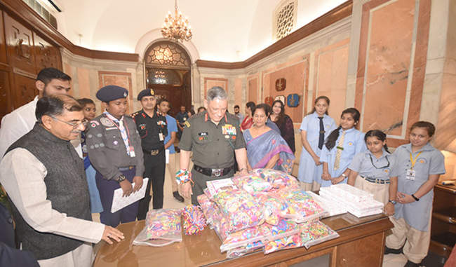 one-lakh-rakhis-for-soldiers-handed-over-to-army-chief