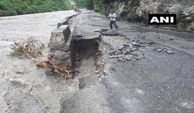 lahaul-spiti-and-chamba-snow-in-himachal-500-stranded-due-to-rain
