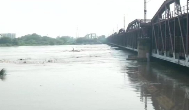 yamuna-river-water-level-starts-rail-traffic-restored-on-old-iron-bridge