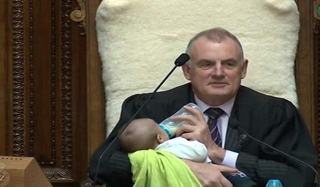 new-zealand-speaker-feeds-baby-milk-in-parliament-pictures-went-viral