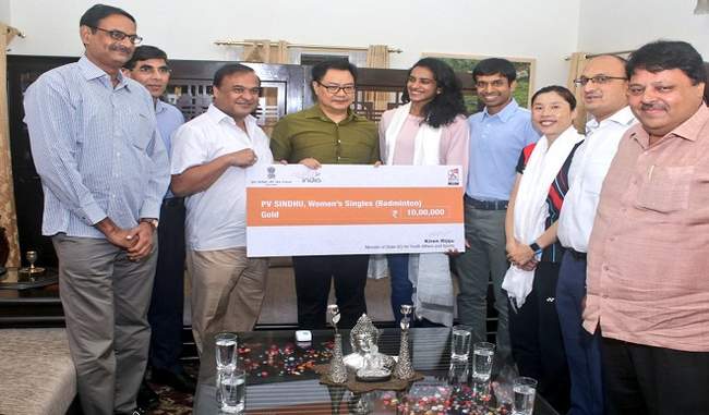 sports-minister-kiren-rijiju-handed-over-one-million-check-to-world-champion-sindhu