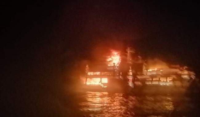 philippine-ferry-fire-kills-3-more-than-100-rescued