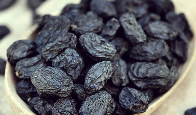 know-the-health-benefits-of-black-raisins-in-hindi
