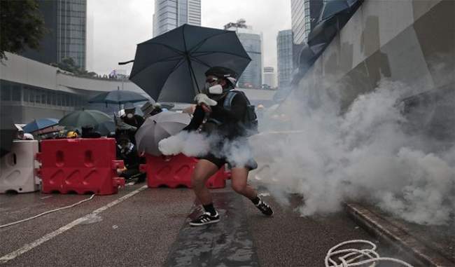 protesters-wearing-black-t-shirts-chants-reclaim-hong-kong