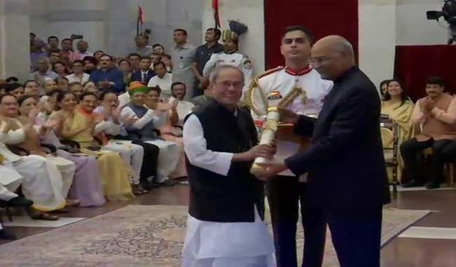 three-dignitaries-including-pranab-mukherjee-were-honored-by-president-kovind-with-india-s-highest-civilian-honor