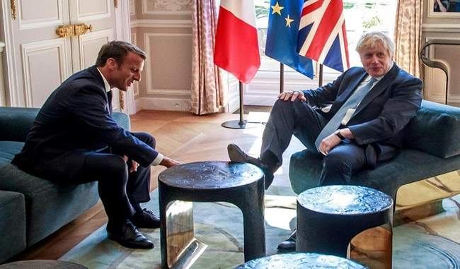 boris-johnson-puts-his-shoes-on-the-table-in-front-of-french-president