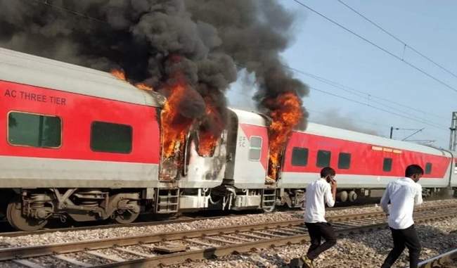 fire-broke-out-in-the-bogie-of-telangana-express-passenger-safe