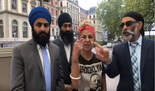 singer-hard-kaur-said-abusive-words-to-pm-modi-and-shah-with-khalistan-supporters