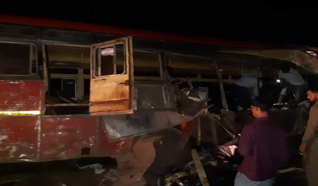 15-killed-35-hurt-in-truck-bus-collision-in-maharashtra