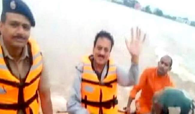 dispute-over-minister-selfie-video-in-flood-ravaged-maharashtra