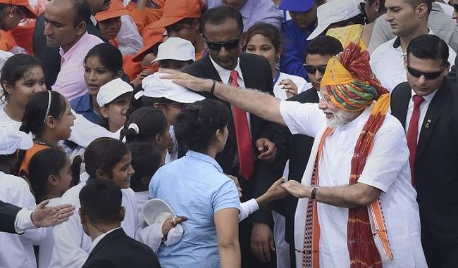 childrens-to-shake-hands-with-pm-modi