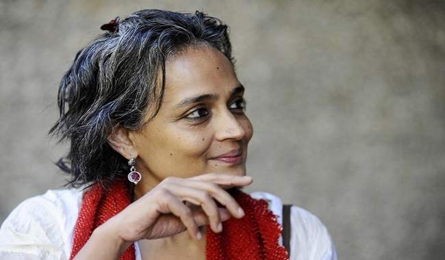 arundhati-roy-in-support-of-pakistan-army