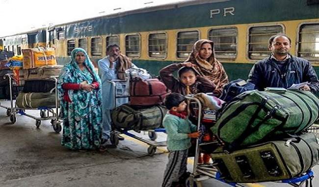 26-people-of-godhra-stranded-in-pakistan-returned-to-india-from-wagah-border