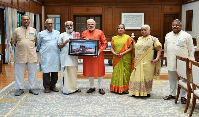 prime-minister-narendra-modi-meets-vivekananda-center-delegation