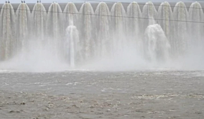 gujarat-sardar-sarovar-dam-s-water-level-crossed-136-meters-alert-issued