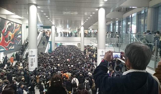 17000-passengers-stranded-at-tokyo-airport-due-to-storm-in-japan