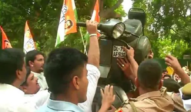youth-congress-protest-against-two-wheelers-against-vehicle-challan-at-gadkari-s-residence