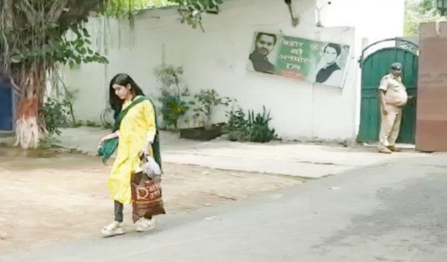 lalu-daughter-in-law-aishwarya-walked-out-of-rabri-devi-house-with-tears-in-her-eyes