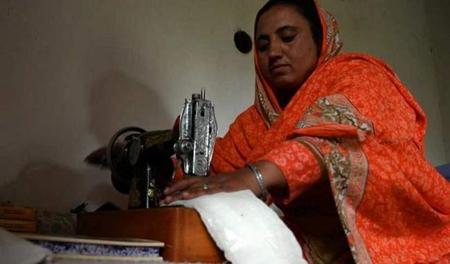 women-from-a-village-in-pakistan-make-sanitary-pads-with-sewing-machines