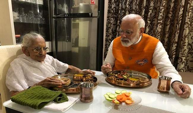 pm-modi-had-lunch-with-mother-on-birthday